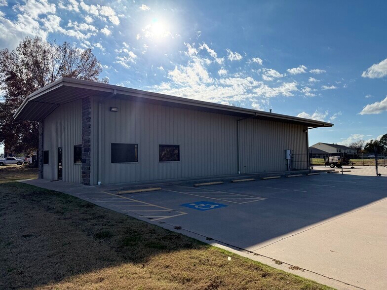 More Photos Of 7108 Texas Rd, Fort Smith Office For Sale