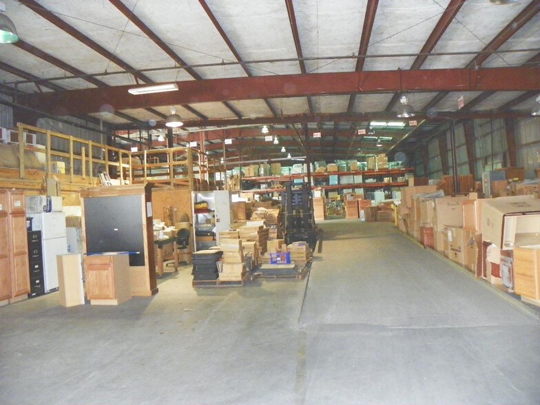 More Photos Of 1107 N Thomas Ave, Leesburg Warehouse For Lease