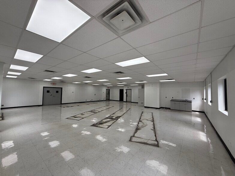 More Photos Of 701 Fentress Blvd, Daytona Beach Distribution For Lease