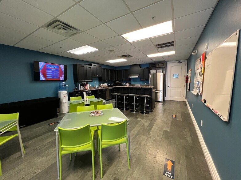 More Photos Of 1074 N Orange Ave, Sarasota Warehouse For Lease