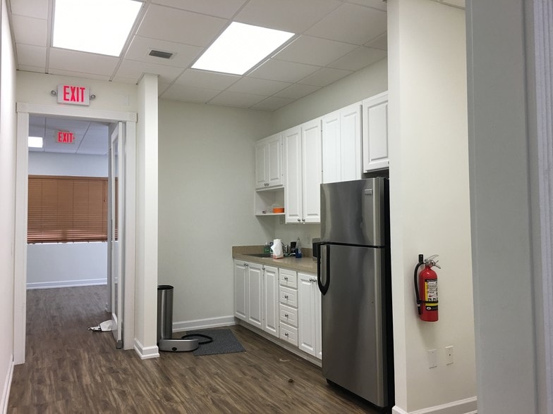 More Photos Of 10385 Ironwood Rd, Palm Beach Gardens Flex For Lease