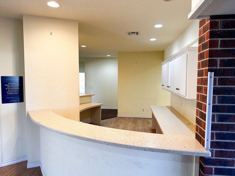 More Photos Of 2411 Heritage Trl, Enid Office For Sale