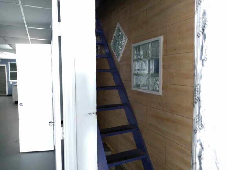 More Photos Of 3081 SE Dominica Ter, Stuart Manufacturing For Lease