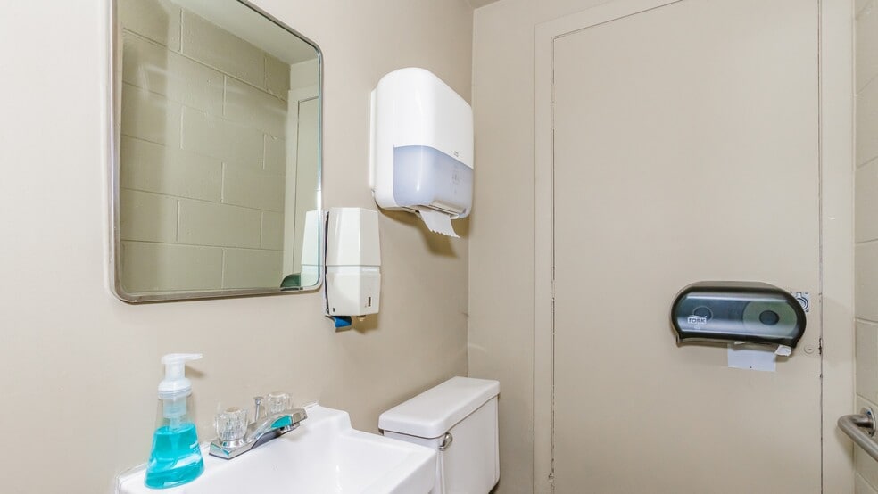 More Photos Of 6039 W Belmont Ave, Chicago Medical For Lease