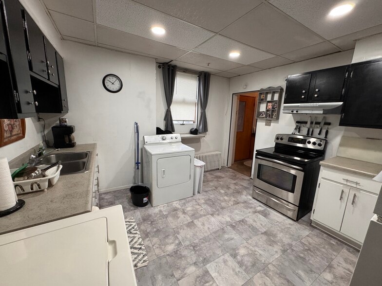 More Photos Of 572 2nd Ave, Troy Restaurant For Sale