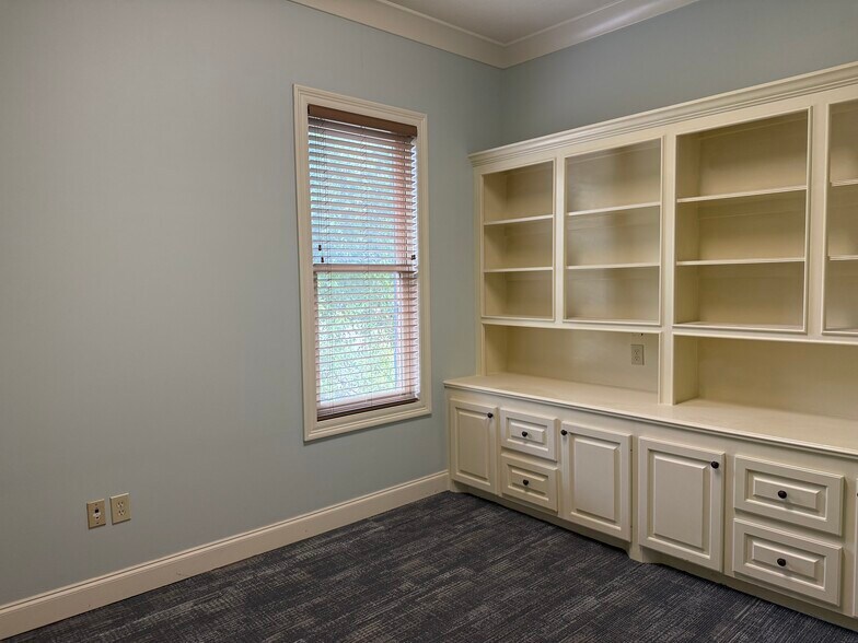 More Photos Of 701 Avignon Dr, Ridgeland Office For Lease