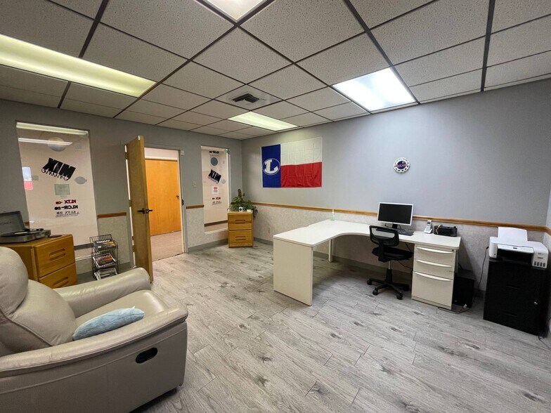 More Photos Of 1305 S Key Ave, Lampasas Office For Sale