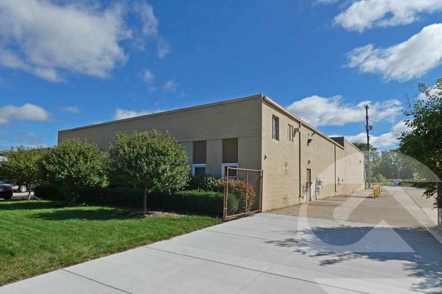 Primary Photo Of 25120 Easy St, Warren Manufacturing For Sale