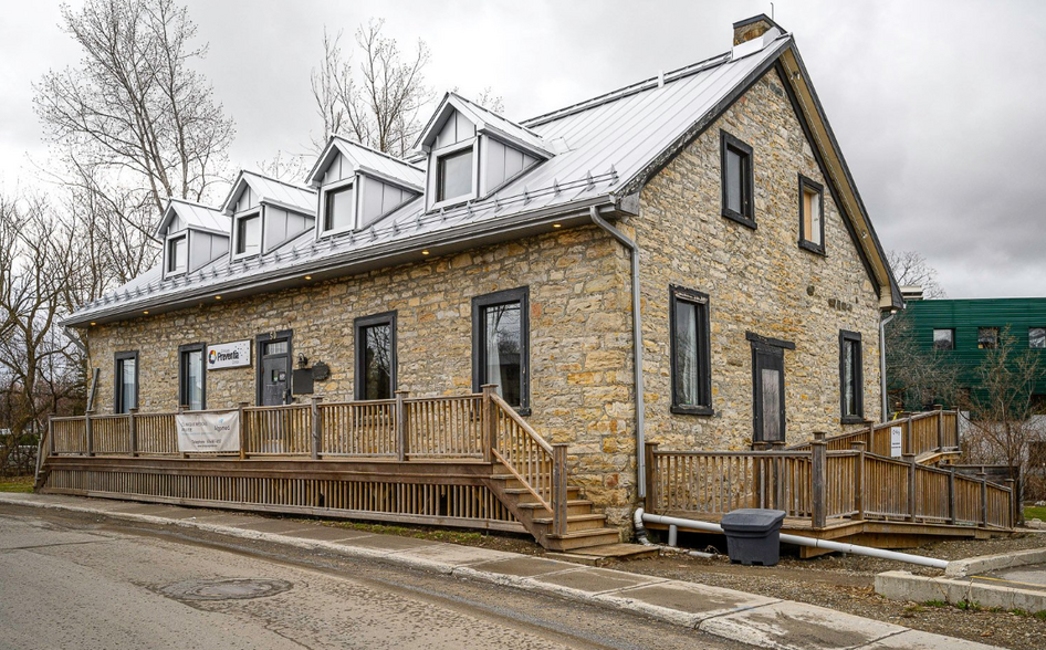 Primary Photo Of 50 Rue De Saint-Faustin, Saint-jerome Medical For Sale