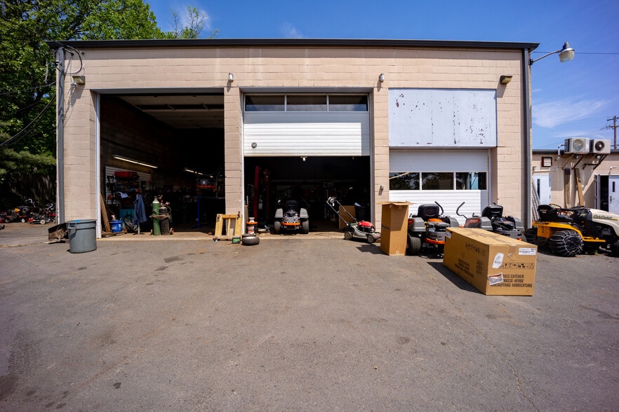More Photos Of 180-190 S Clinton St, Doylestown Showroom For Sale