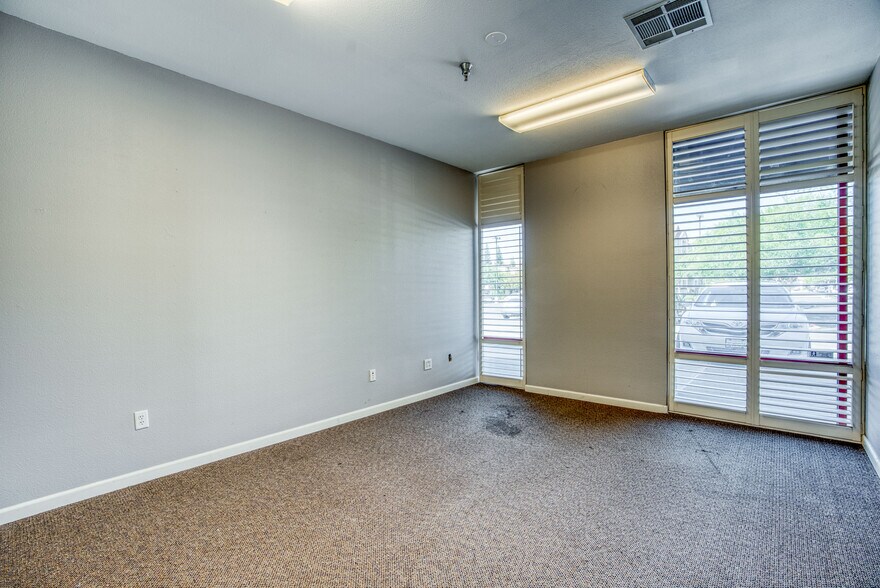 More Photos Of 7075 N West Ave, Fresno Freestanding For Lease