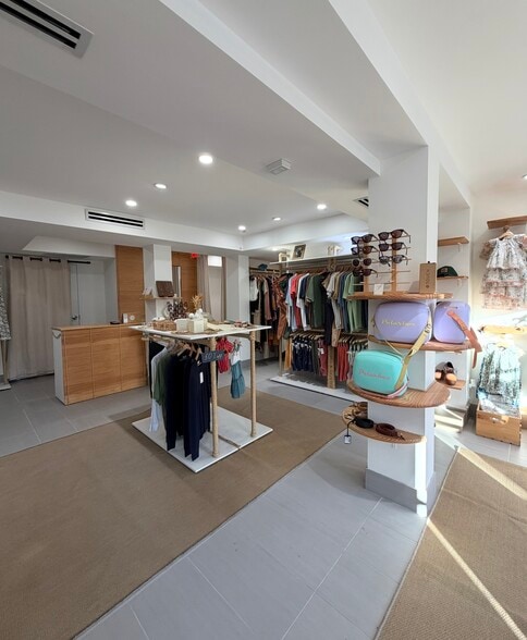 More Photos Of 21 Fillmore Dr, Sarasota Storefront For Lease