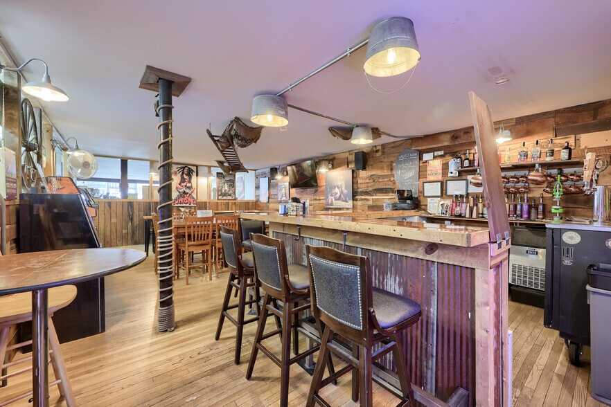 More Photos Of 157 E Broadway, Red Lion Restaurant For Sale