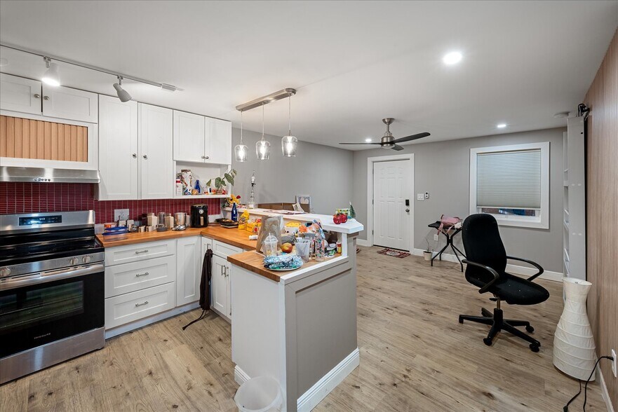 More Photos Of 207 N Kent St, Winchester General Retail For Sale