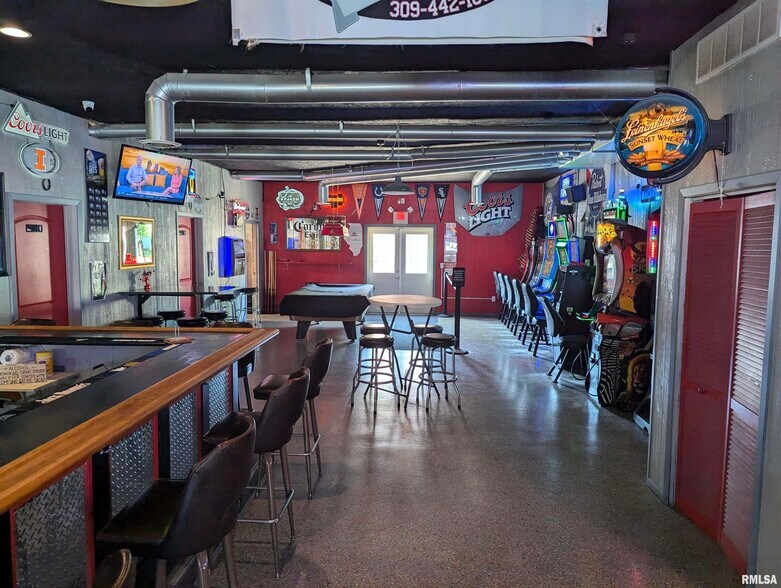 More Photos Of 110 E Knoxville St, Brimfield Restaurant For Sale