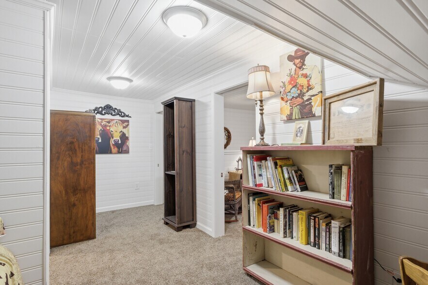 More Photos Of 10 S Side Sq, Cooper Freestanding For Sale