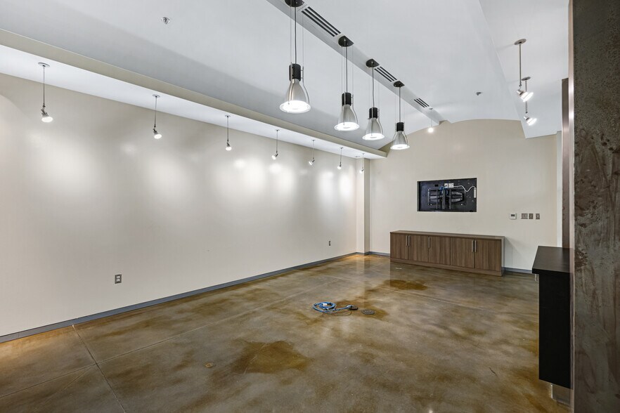 More Photos Of 1850 E Riverview Dr, Phoenix Manufacturing For Lease