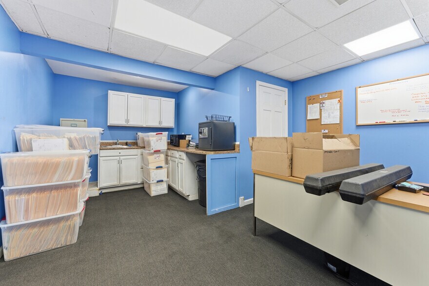 More Photos Of 34 Elise St, Westfield Industrial For Lease