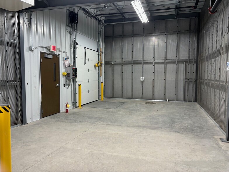 More Photos Of 2914 Independence Dr, Fort Wayne Light Distribution For Lease