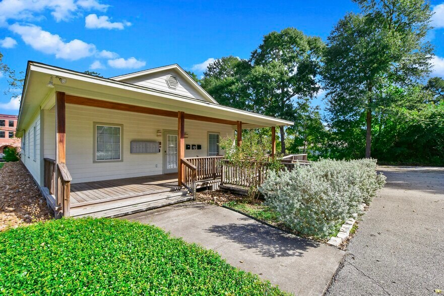 More Photos Of 21325 Eva St, Montgomery Office For Lease