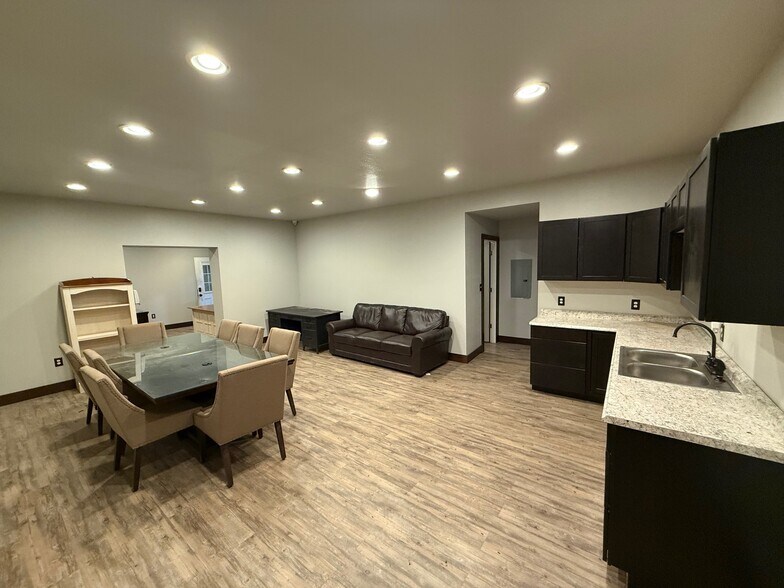 More Photos Of 28 N Hickory St, Sapulpa Industrial For Sale