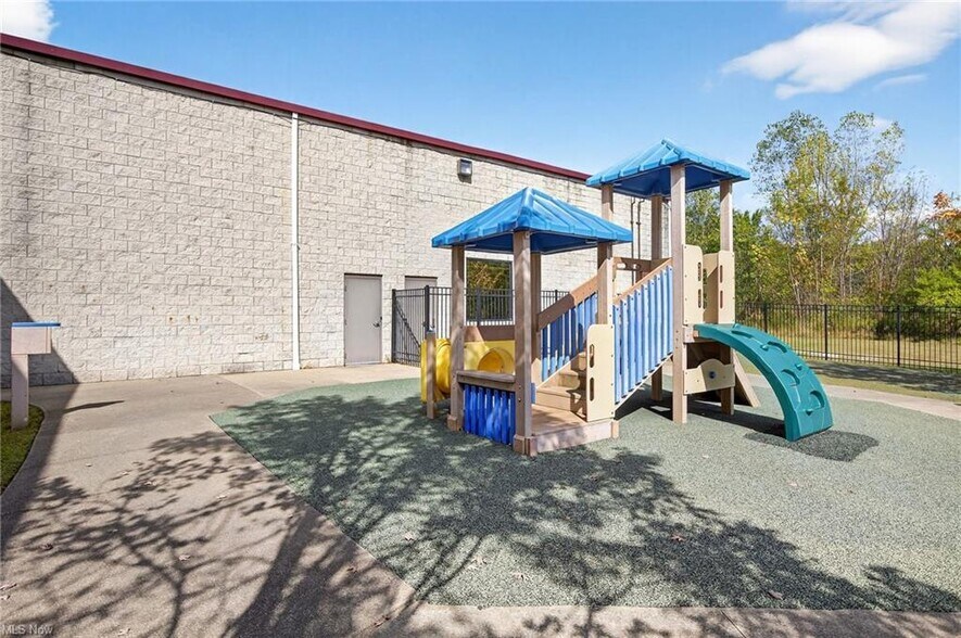 More Photos Of 852 E Highland Rd, Macedonia Flex For Lease