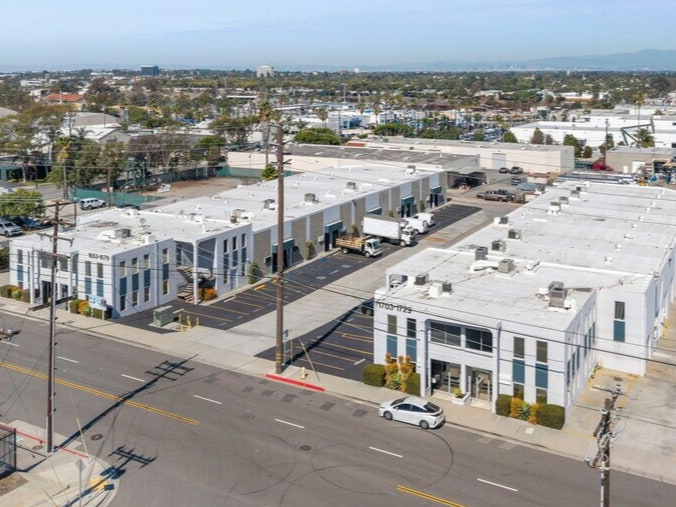 More Photos Of 1653-1679 E 28th St, Signal Hill Light Distribution For Lease