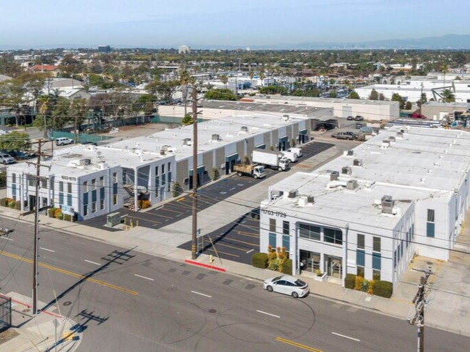 More Photos Of 1653-1679 E 28th St, Signal Hill Flex For Lease