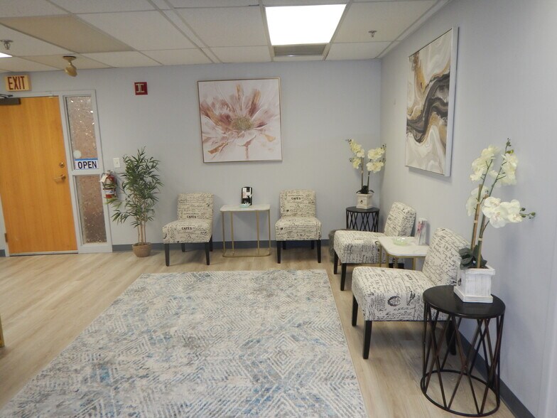 More Photos Of 254 N Broadway, Salem Storefront Retail Office For Sale