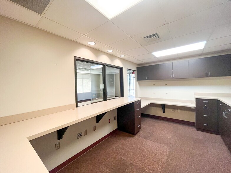 More Photos Of 820 S Illinois Ave, Republic Medical For Lease