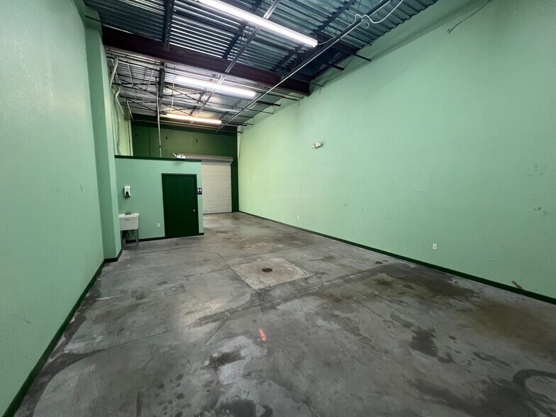 More Photos Of 587 105th Ave N, West Palm Beach Light Distribution For Lease