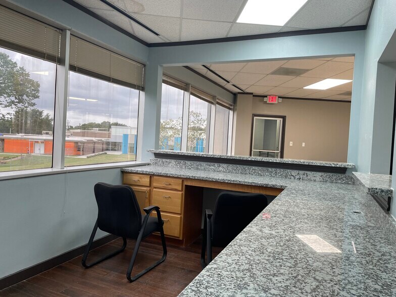 More Photos Of 722 Fairmont Pky, Pasadena Light Manufacturing For Lease