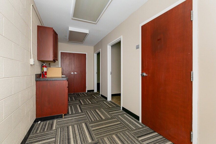 More Photos Of 100 Industrial Dr, Fredericksburg Showroom For Sale