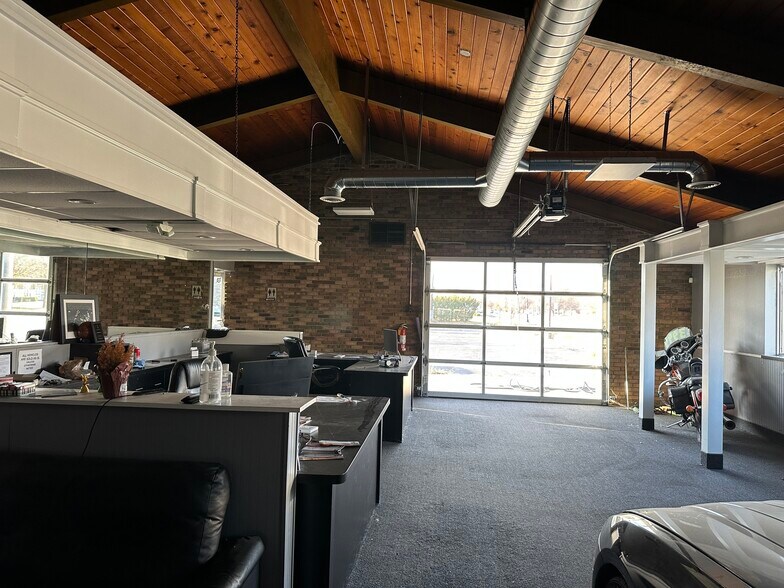 More Photos Of 28333 Grand River Ave, Farmington Hills Auto Dealership For Lease