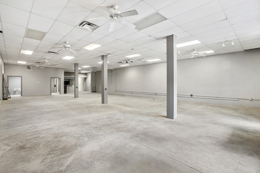 More Photos Of 101 W Laurel Ave, Damascus General Retail For Sale