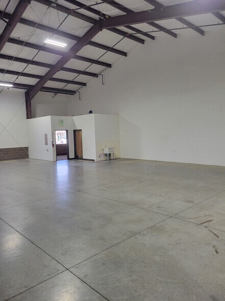 More Photos Of 20748 Carmen Loop, Bend Manufacturing For Lease