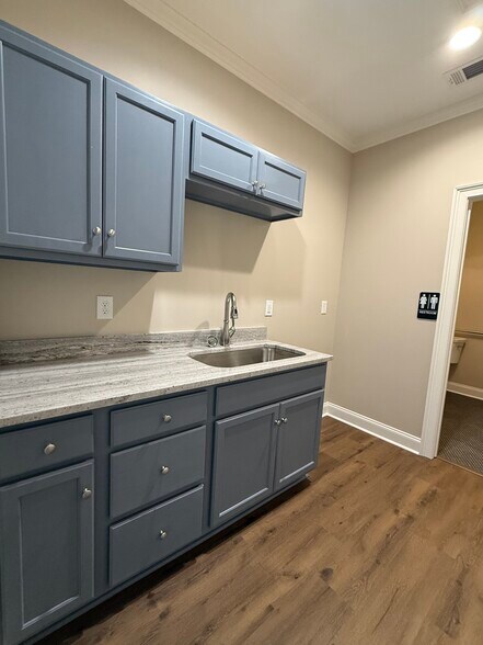More Photos Of 1060 Garland Dr, Bogart Office For Sale