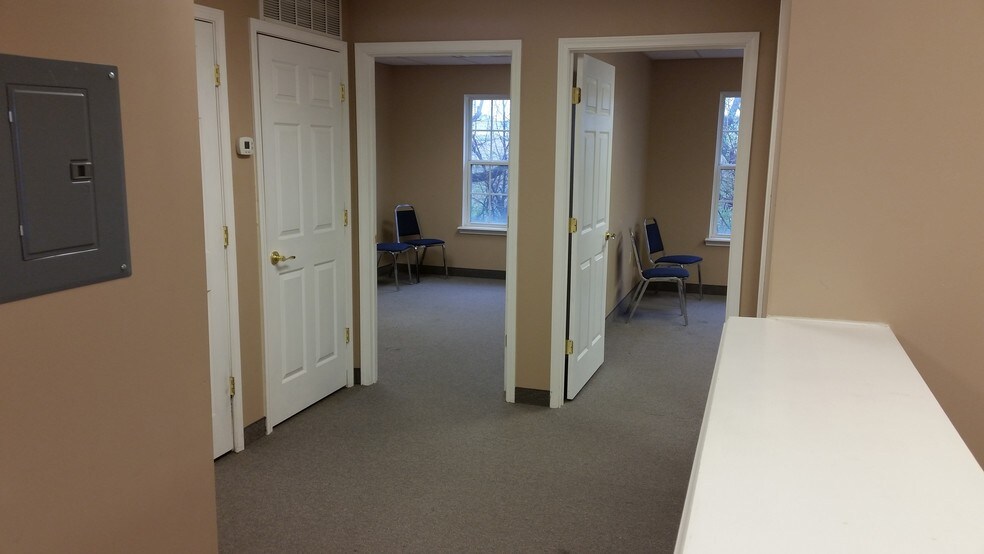 More Photos Of 601 N Shore Dr, Jeffersonville Medical For Sale