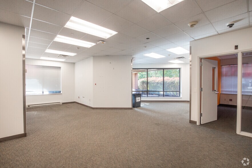 More Photos Of 201 Grumman Rd W, Bethpage Distribution For Lease