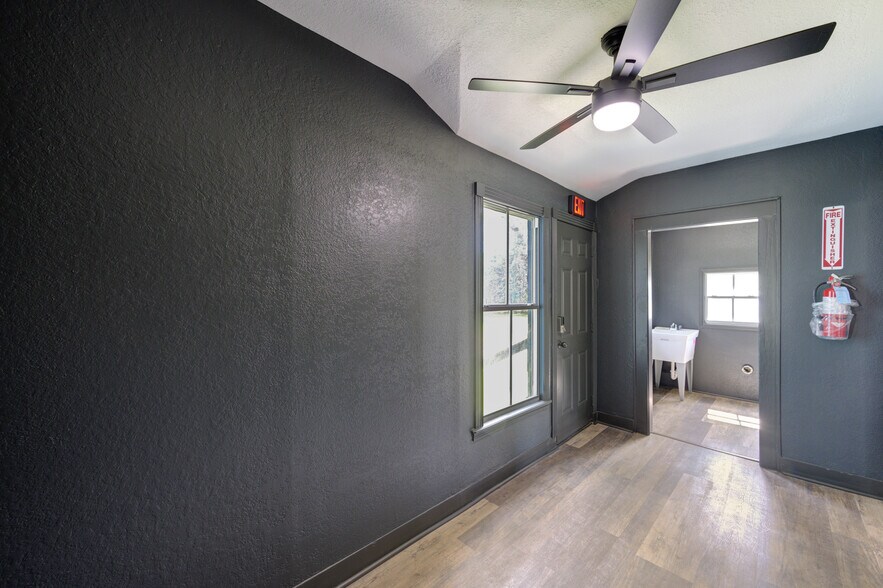 More Photos Of 602 E Myrtle St, Angleton Office Residential For Sale