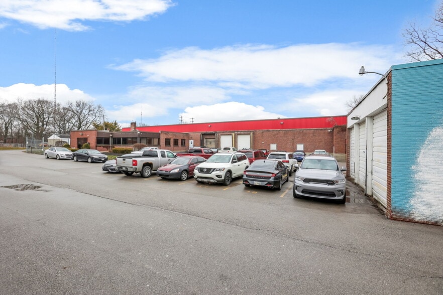More Photos Of 808 Rhoads Ave, Columbus Warehouse For Lease