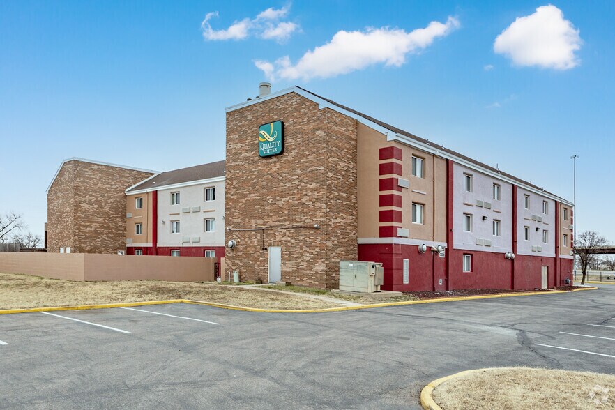 More Photos Of 658 S Westdale Dr, Wichita Hotel For Sale