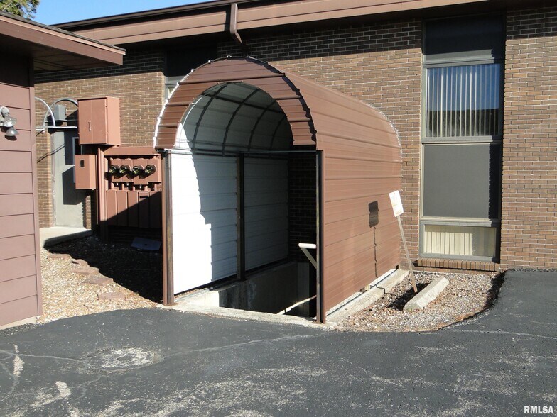 More Photos Of 909 E Grant St, Macomb Medical For Sale