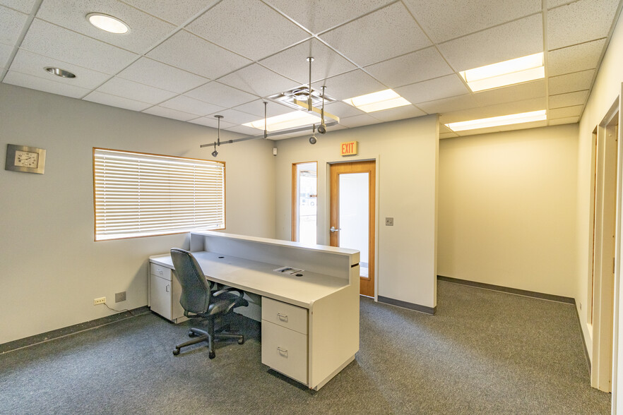 More Photos Of 450 Bennett Rd, Elk Grove Village Warehouse For Lease