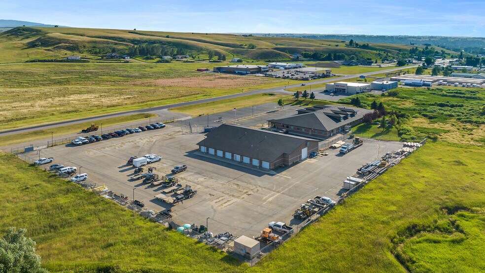 More Photos Of 920 NE Main St, Lewistown Office For Sale