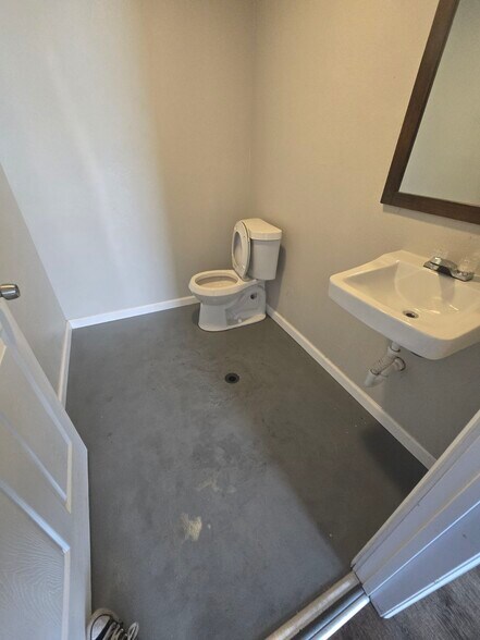 More Photos Of 600 S Cherry Ln, White Settlement Light Distribution For Lease