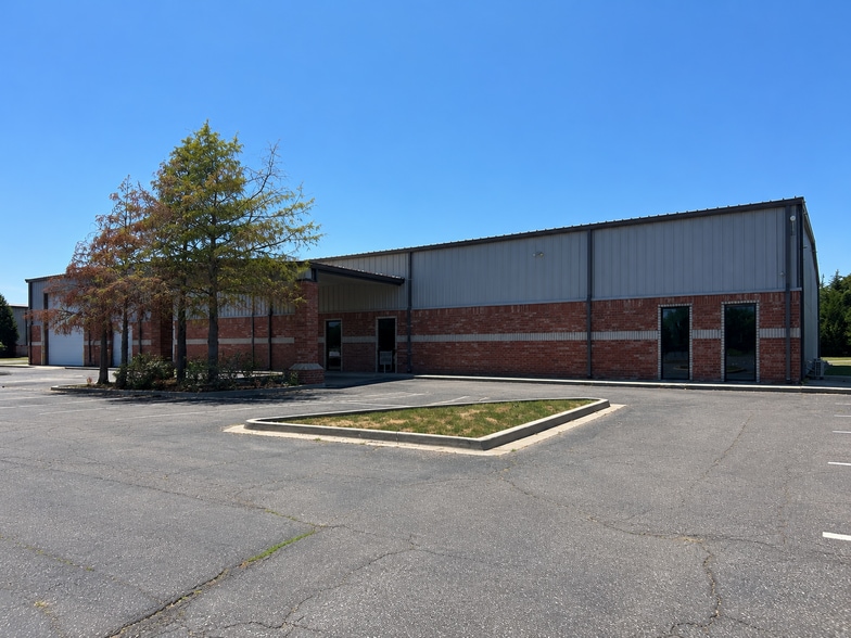 Primary Photo Of 905 Messenger Ln, Moore Light Manufacturing For Lease