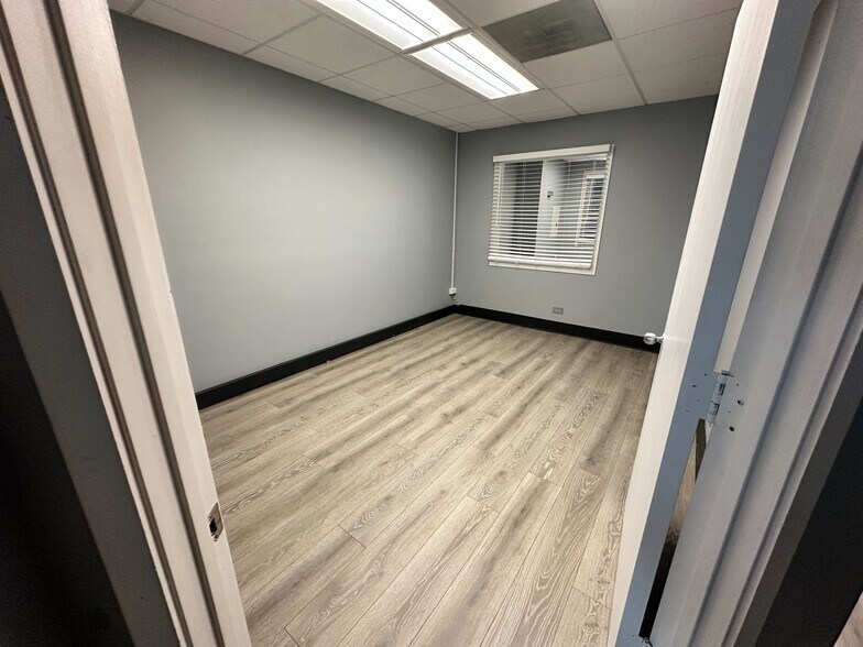 More Photos Of 1901 Raymond Dr, Northbrook Medical For Lease