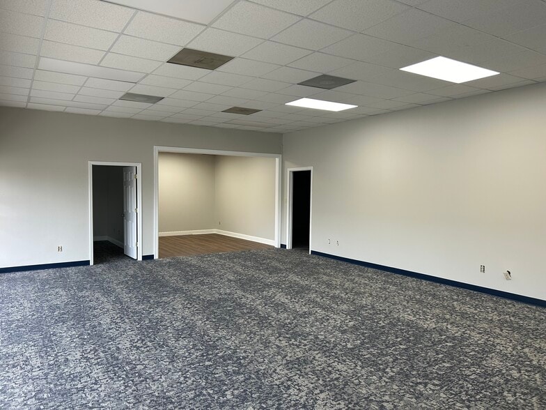 More Photos Of 640 Matthews Mint Hill Rd, Matthews Showroom For Lease