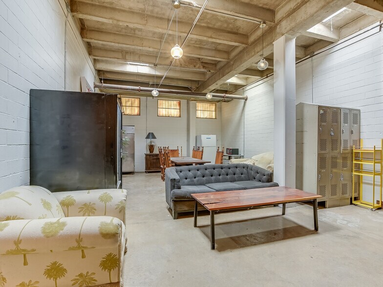 More Photos Of 414 Vera Cruz, San Antonio Warehouse For Lease